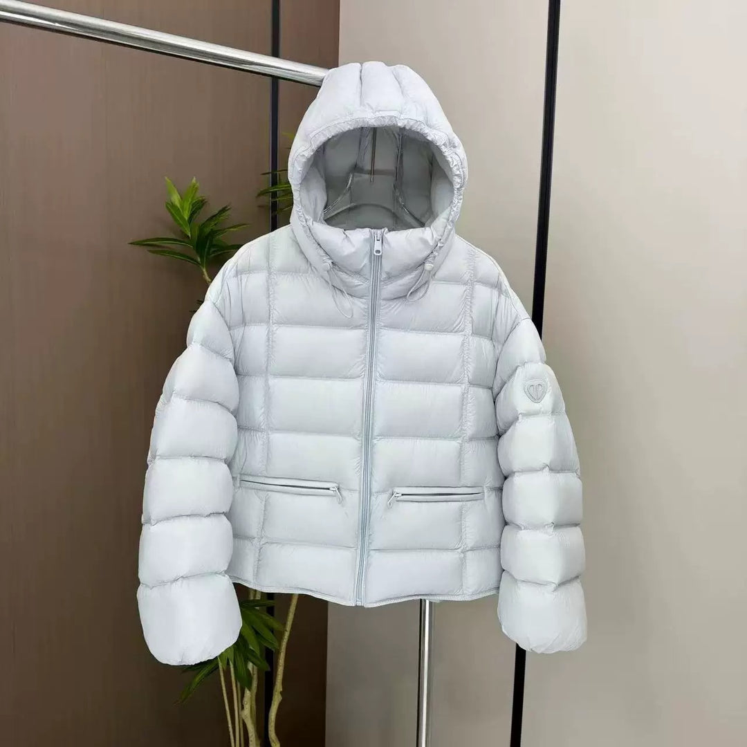 Damen kurz geschnittene Thermo-Steppjacke mit Kapuze, Reißverschlusstaschen und elastischen Bündchen – Célinea