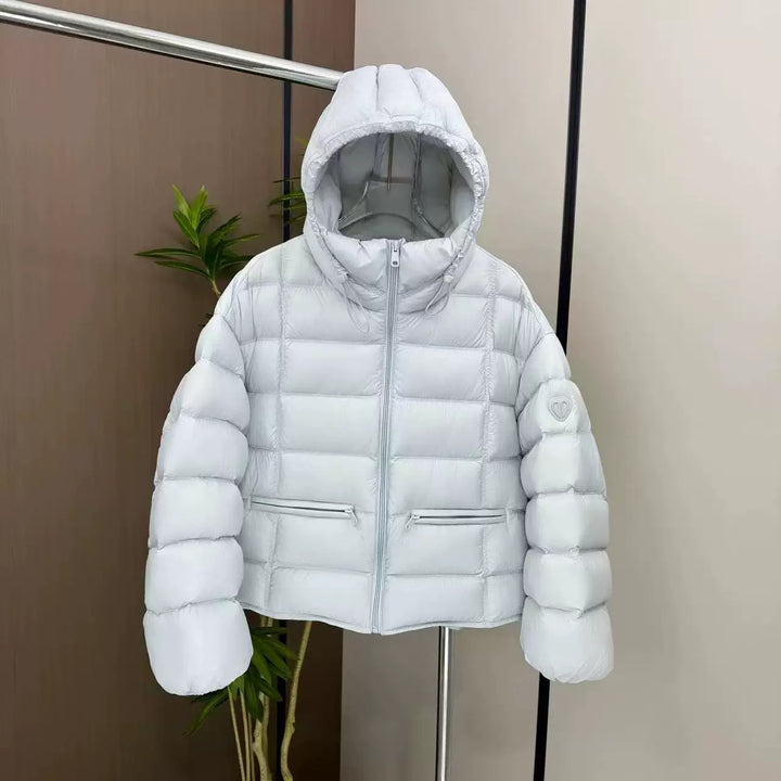 Damen kurz geschnittene Thermo-Steppjacke mit Kapuze, Reißverschlusstaschen und elastischen Bündchen – Célinea