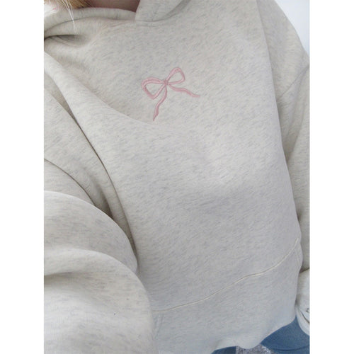 Damen Oversize Hoodie Sweatshirt mit zartem Stickdesign auf der Vorderseite und gesticktem Schriftzug auf der Rückseite – Auréline