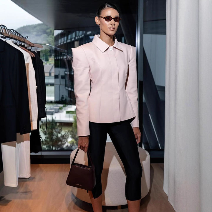 Damen Taillierter Blazer mit skulpturaler Schulter und Schößchen Echoarchiv