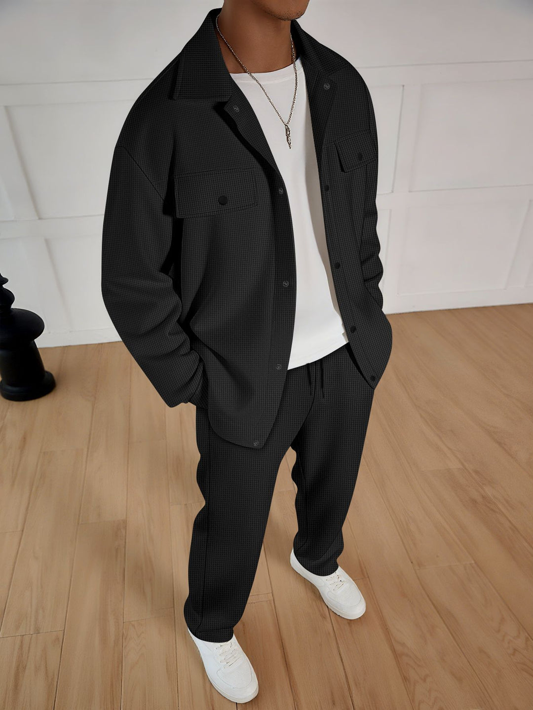 Herren lässiges Set aus gestreifter Überjacke und bequemen Jogginghose Echoarchiv