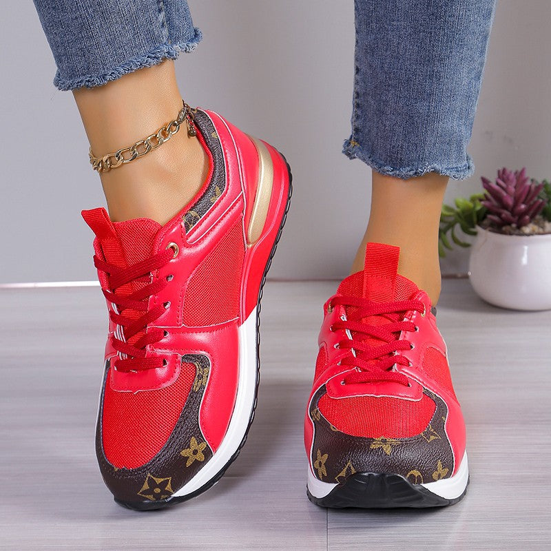 Damen Plateau-Sneakers mit atmungsaktivem Mesh, gepolsterter Innensohle und dekorativem Logomuster-Besatz – Névara