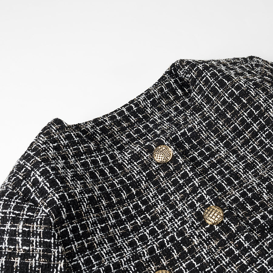 Damen kurze Bouclé‑Tweedjacke mit Rundhalsausschnitt dekorativen Goldknöpfen und aufgesetzten Taschen – Célinea