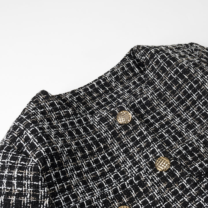 Damen kurze Bouclé‑Tweedjacke mit Rundhalsausschnitt dekorativen Goldknöpfen und aufgesetzten Taschen – Célinea