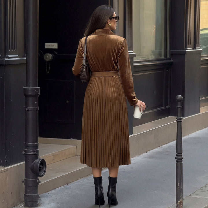 Damen Samt-Midikleid mit Wickeloberteil, Reverskragen, Taillengürtel und plissiertem Rock Echoarchiv