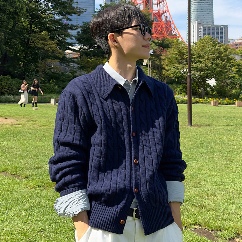 Herren Strickjacke mit Zopfmuster, Hemdkragen und durchgehender Knopfleiste Echoarchiv