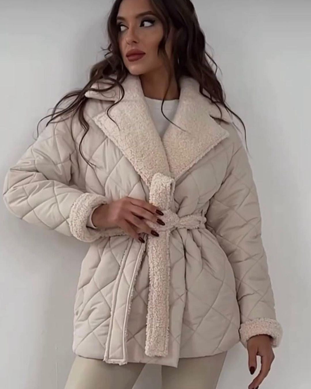 Damen Steppjacke mit Teddy-Futter Taillengürtel und großem Schalkragen Echoarchiv
