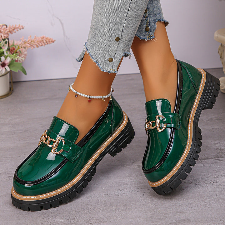Damen  glänzende Lack-Loafer mit dekorativer Metallspange und profilierter Traktorsohle Echo Archiv