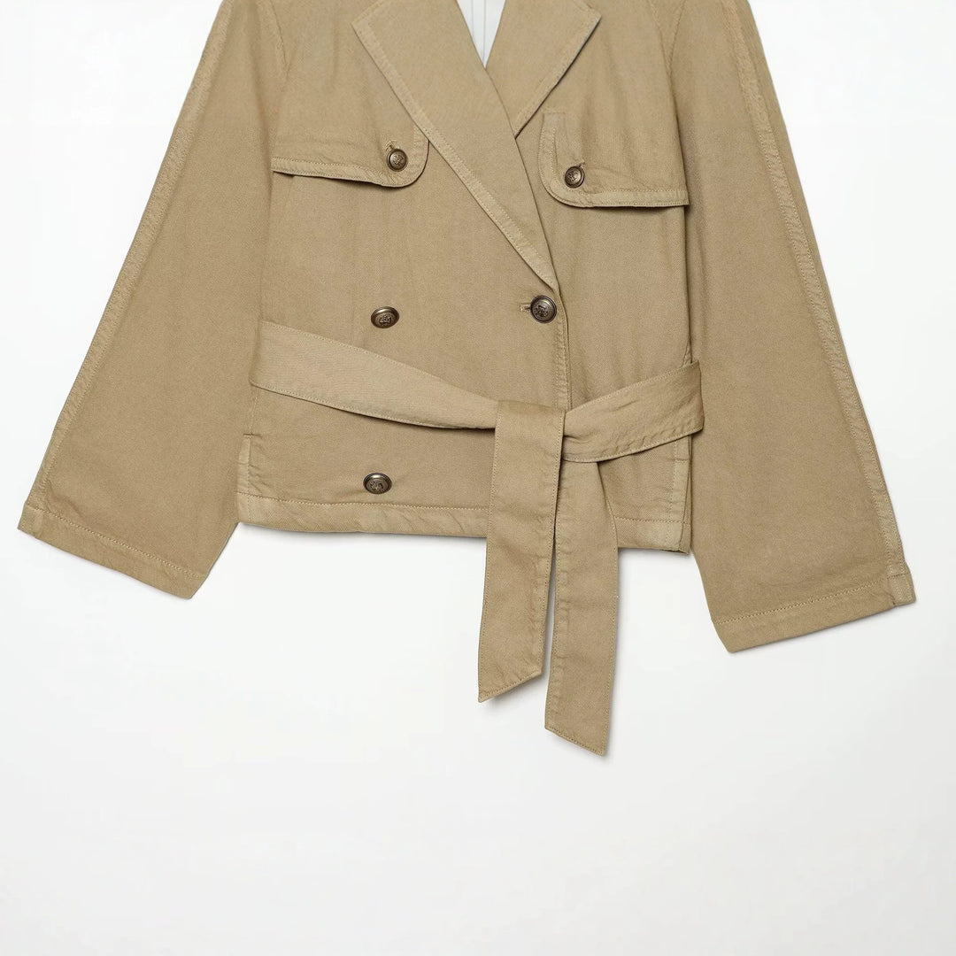 Damen Kurz geschnittene Trenchjacke mit Doppelknopfleiste, Schulterpatten und Taillengürtel Echo Archiv