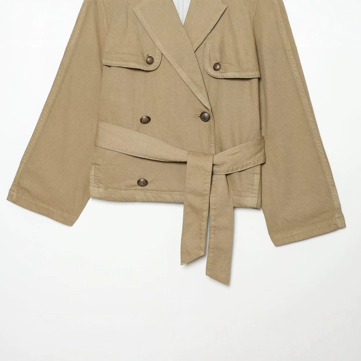 Damen Kurz geschnittene Trenchjacke mit Doppelknopfleiste, Schulterpatten und Taillengürtel Echo Archiv