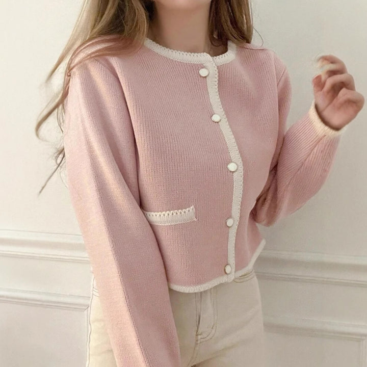 Damen Kurzgeschnittener gerippter Cardigan mit kontrast‑Häkelkante, Zierknopfleiste und Taschenleisten – Veloura
