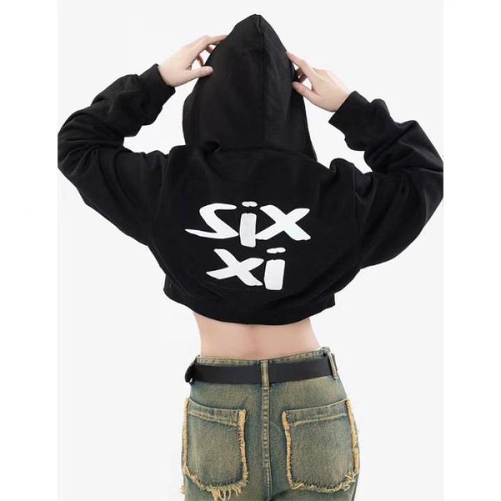 Damen cropped Kapuzenpullover im Streetwear-Style mit auffälligem Rückenprint und geripptem Saum – Auréline