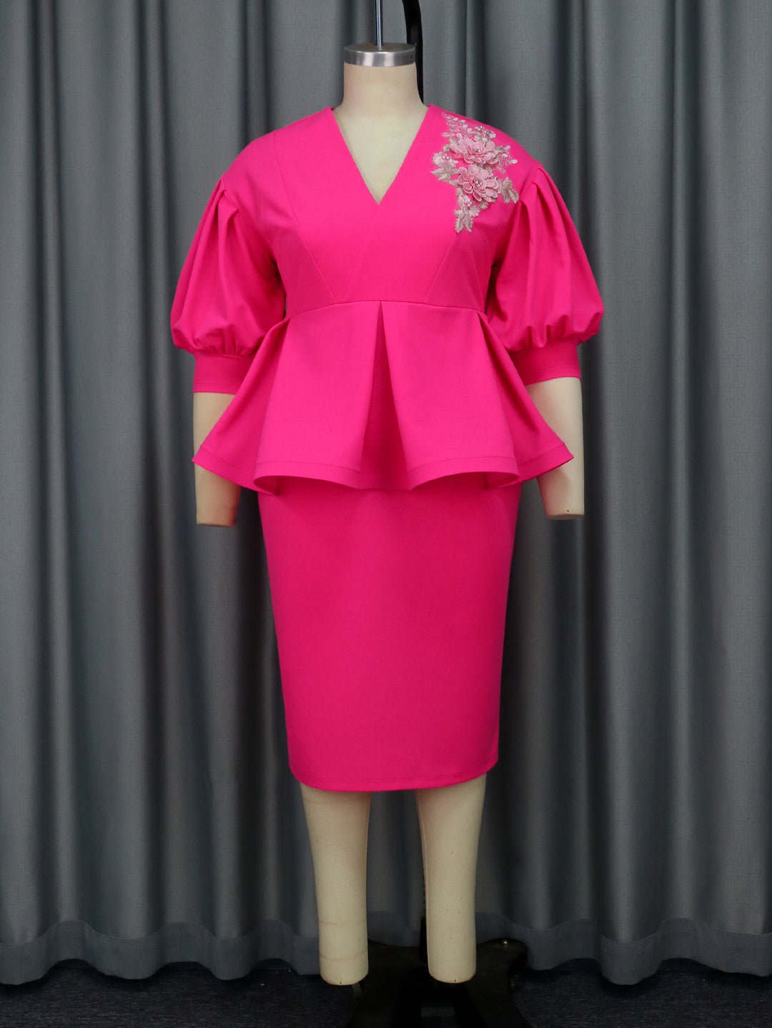 Damen elegantes A-Linien Kleid mit modischen Puffärmeln und floralem Akzent Echo Archiv