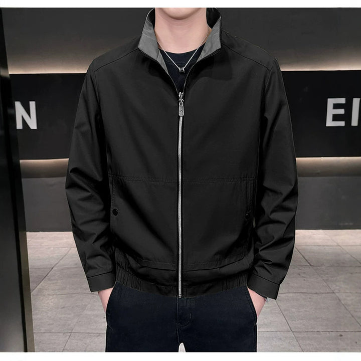 Herren Minimalistische City-Zipjacke aus Mikrofaser mit Stehkragen, verdeckten Taschen und elastischem Saum Echoarchiv