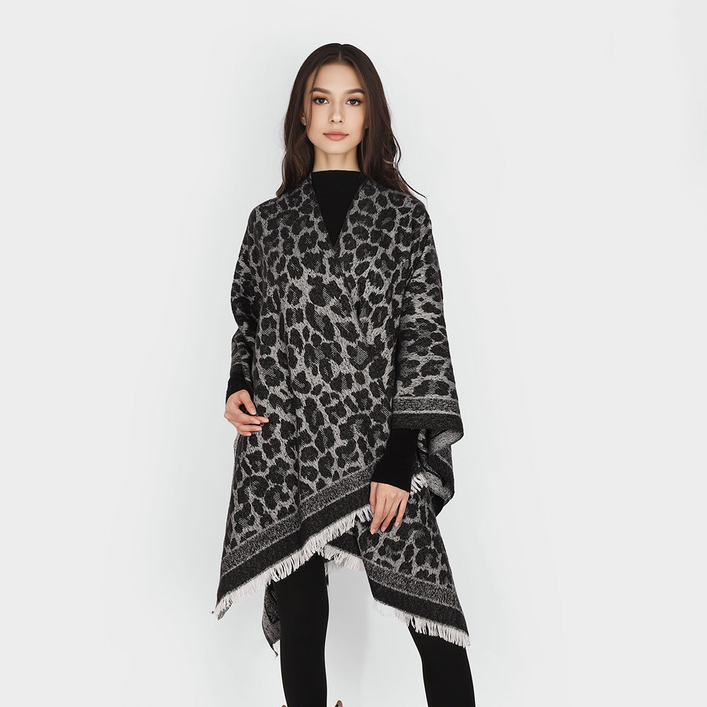 Damen Jacquard-Capeponcho mit Leo-Struktur und Fransensaum Echo Archiv