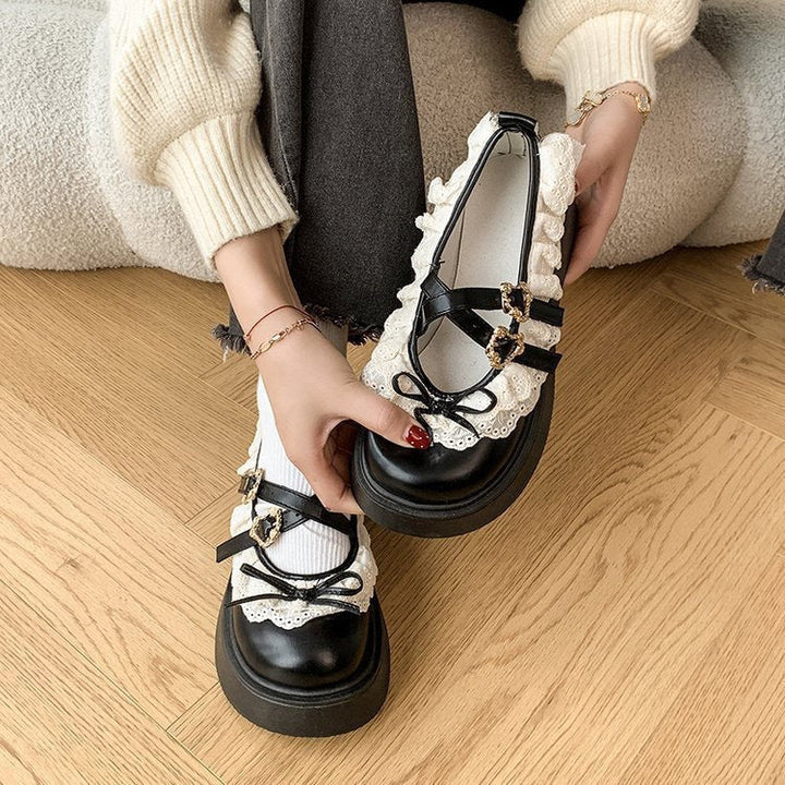 Damen Rüschen Sneakers mit dekorativen Schnallen und robustem Profil Echo Archiv