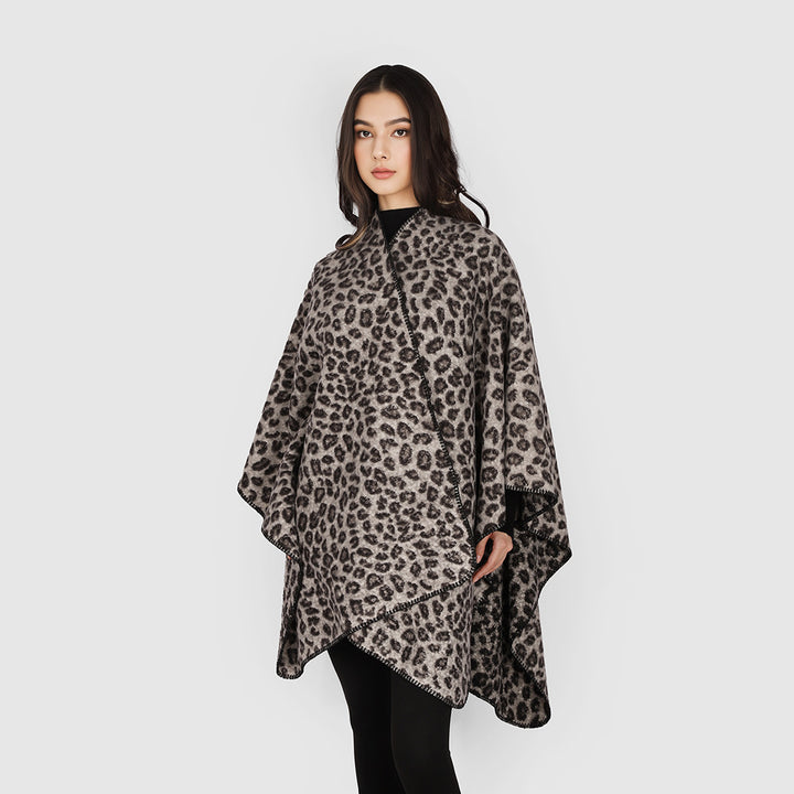 Damen Rechteckiger Wickel‑Ruana mit Leoparden‑Bouclé und feiner Kettelung – Avérine