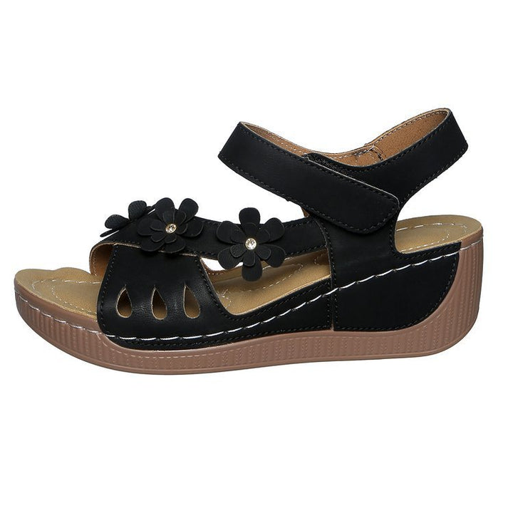 Damen Bequeme Sandalen mit Klettverschluss, gepolstertem Fußbett und Blütenapplikation – Sorelia