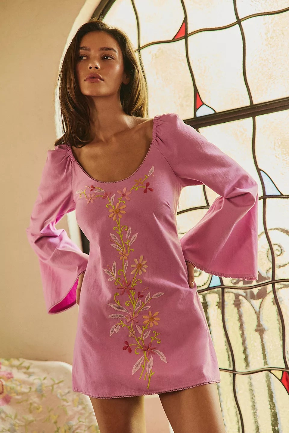 Damen Blusenkleid mit floralen Stickereien und weit ausgestellten Ärmeln Echo Archiv
