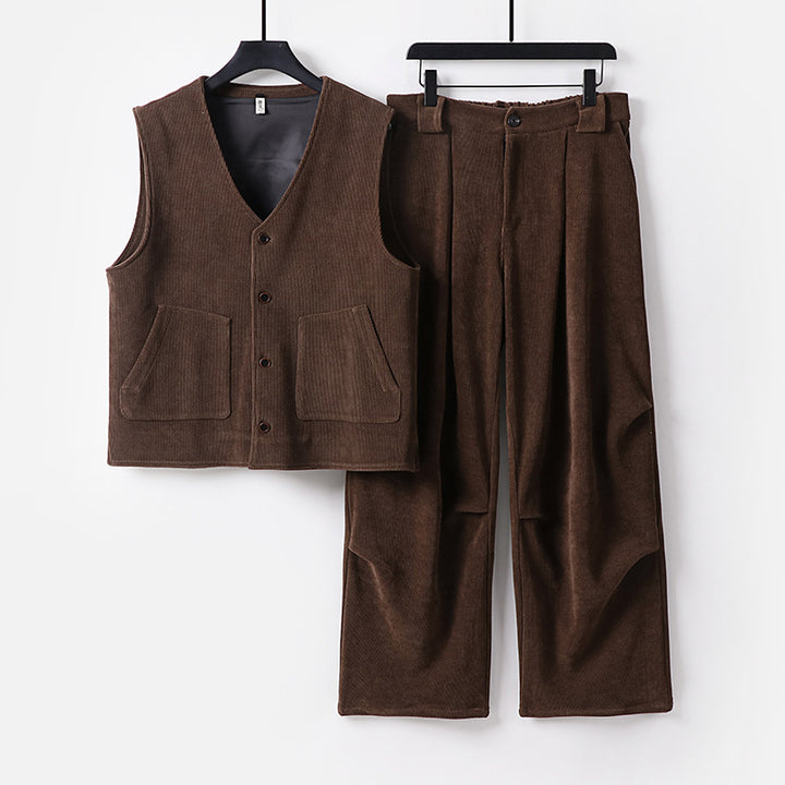 Herren Cord-Loungewear-Set mit V-Ausschnitt Weste und weiten Bundfaltenhose Echoarchiv