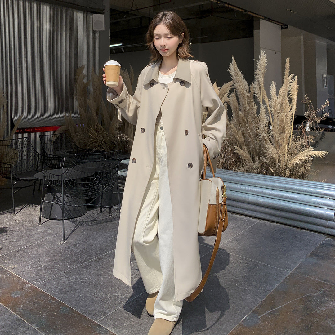 Damen Lang geschnittener minimalistischer Trenchcoat mit weichem Fall, überschnittenen Schultern und verstellbaren Ärmelriemen Echoarchiv