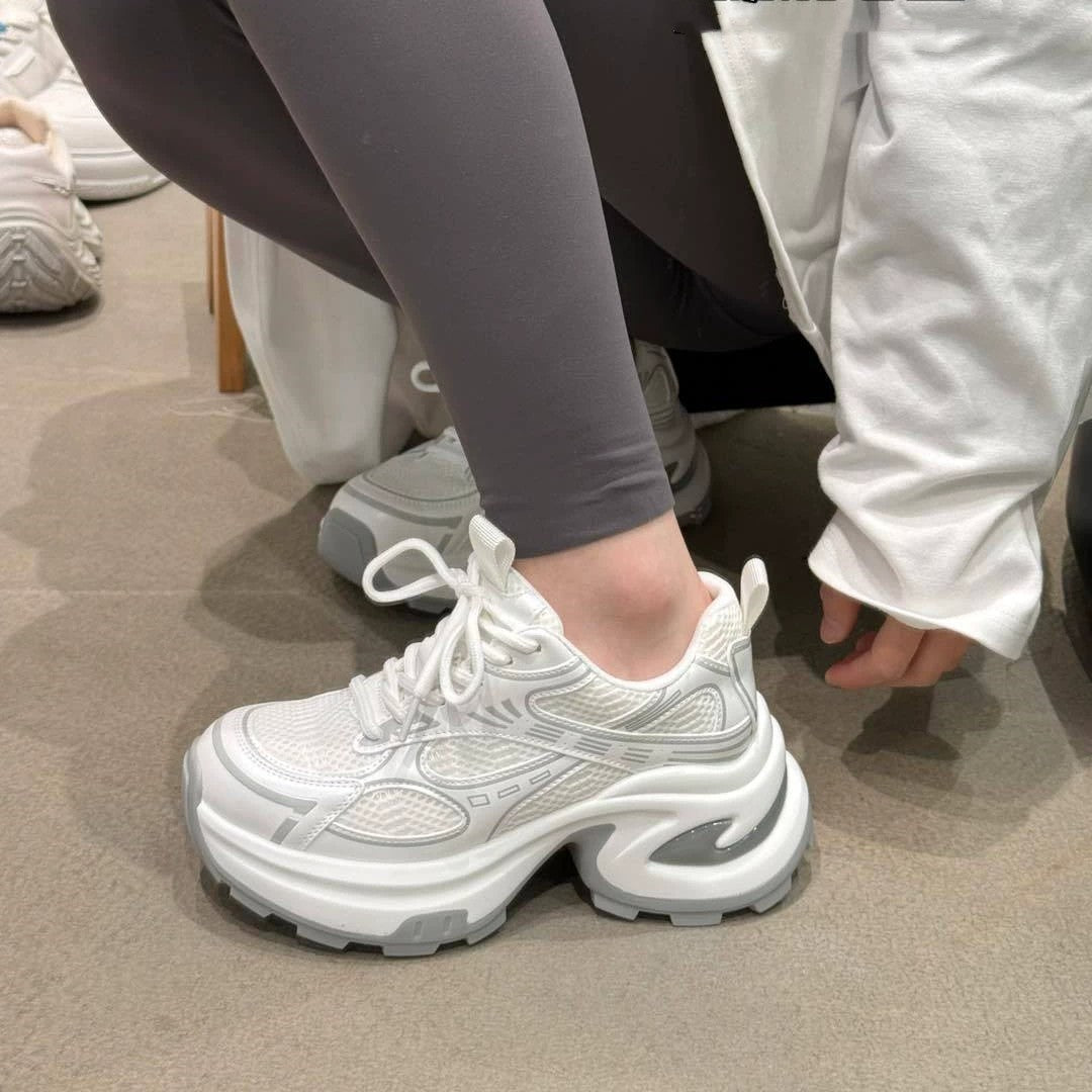 Damen futuristische Plateausneaker mit skulpturierter Wedgesohle und reflektierenden Mesh-Akzenten – Névara