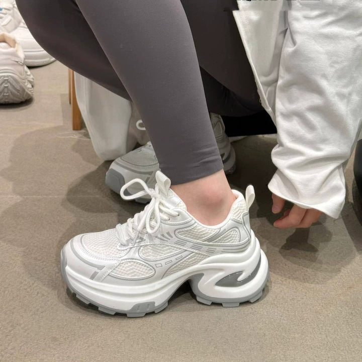 Damen futuristische Plateausneaker mit skulpturierter Wedgesohle und reflektierenden Mesh-Akzenten – Névara