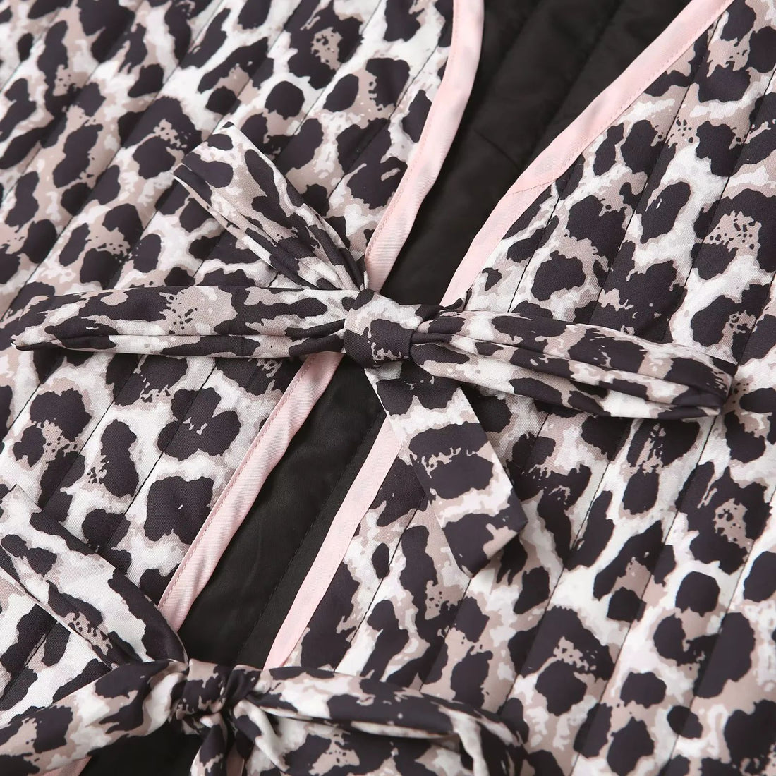 Damen gesteppte ärmellose Weste mit Bindebändern und Leoprint – Célinea