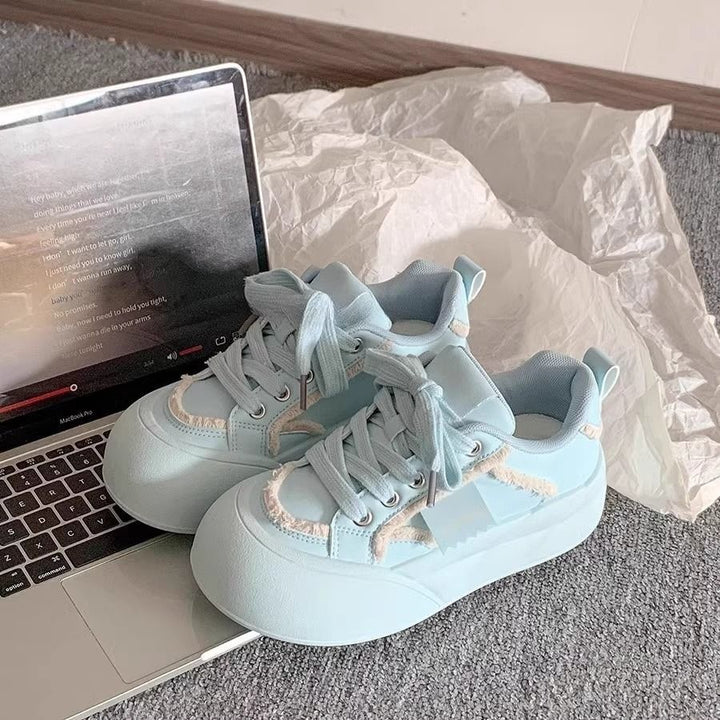 Damen Plateausneaker mit Plüschbesatz, weich gepolsterter Innensohle und skulpturierter Sohle – Névara