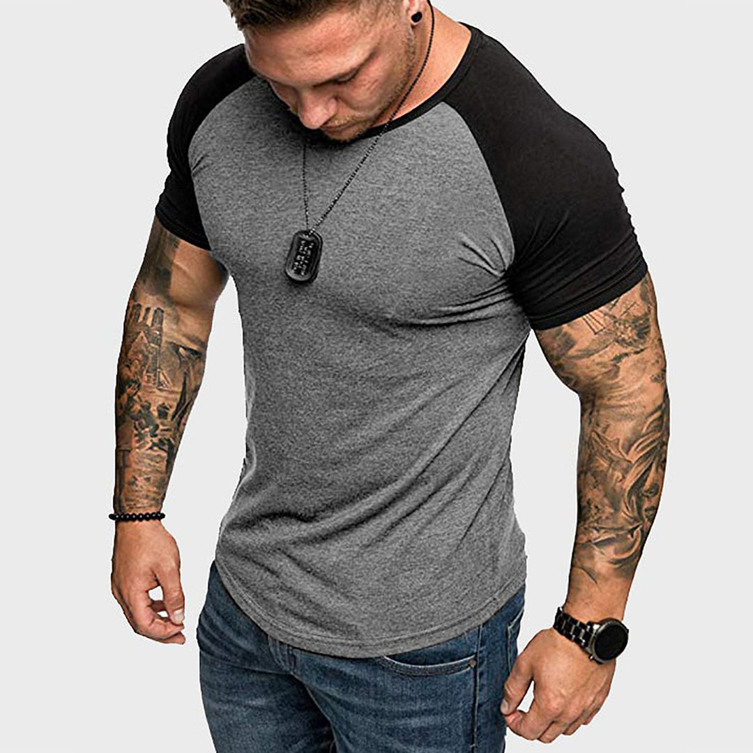 Herren Rundhalsshirt mit kontrastierenden Ärmeln und figurbetonter Passform Echoarchiv