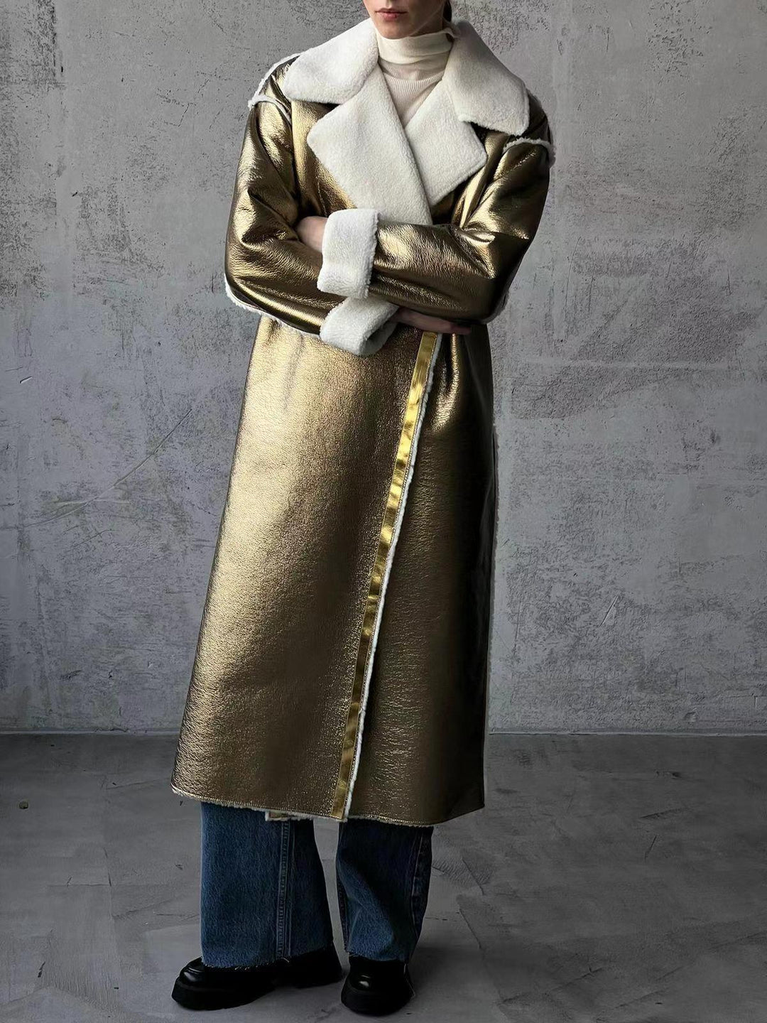 Damen Longline-Mantel aus Metallic‑Material mit Teddyfutter und überschnittener Schulter Echo Archiv