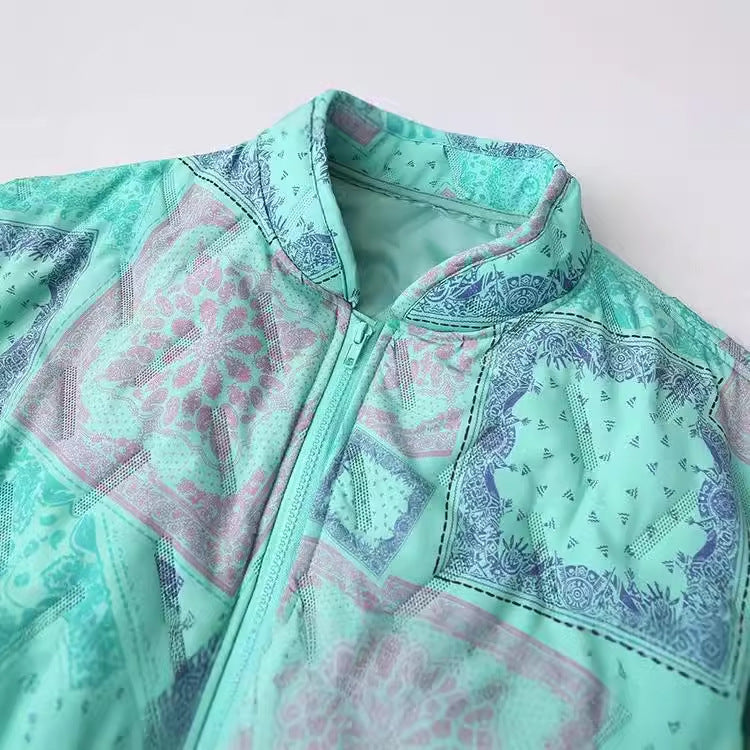 Damen nan gesteppte Bandana‑Print Bomberjacke mit Stehkragen, Eingrifftaschen und elastischem Saum Echo Archiv