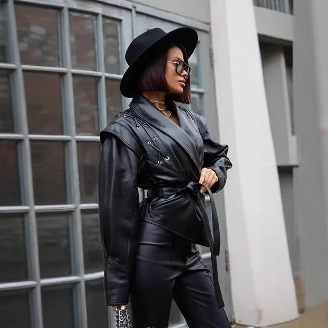 Damen taillierter Cropped‑Blouson aus veganem Leder mit Schalkragen, Schnürdetail und Bindegürtel – Célinea