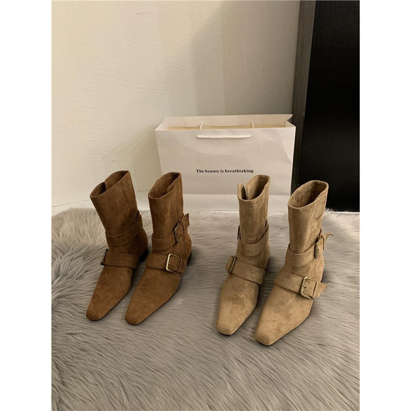 Damen Biker-inspirierte Mid-Boots aus Velourslederoptik mit spitzer Kappe und verstellbaren Gürtelschnallen – Lioré