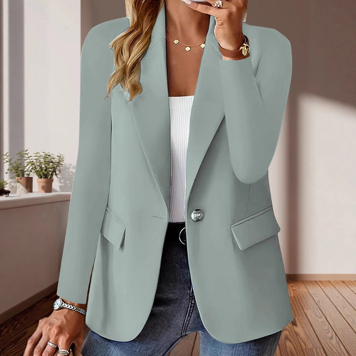 Damen Taillierter Single-Button-Blazer mit fallendem Revers und Pattentaschen – Valéne