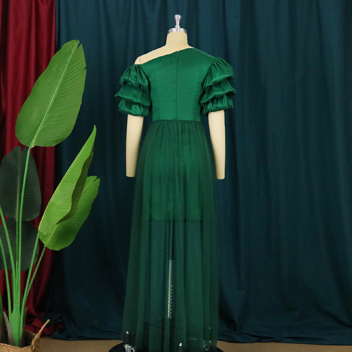 Damen Elegantes Tüllkleid mit asymmetrischem Ausschnitt und voluminösen Puffärmeln Echo Archiv