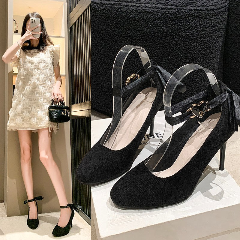 Damen Samt‑Optik Pumps mit Satin‑Knöchelriemen, Herzschließe und schlankem Stiletto – Lioré