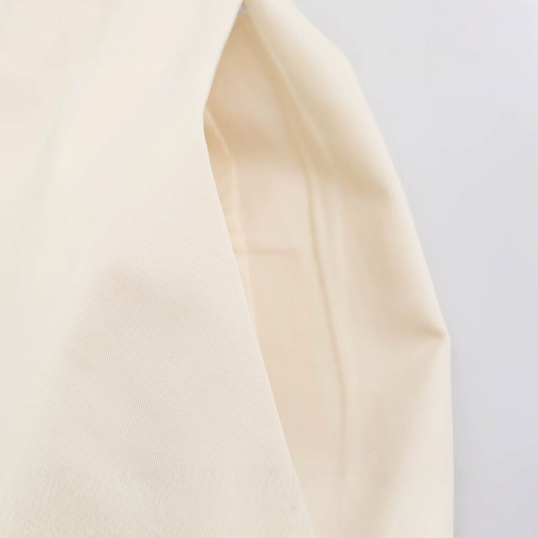 Damen Kurzer Boxy‑Trenchcoat mit asymmetrischer Knopfleiste und Armriegel Echoarchiv