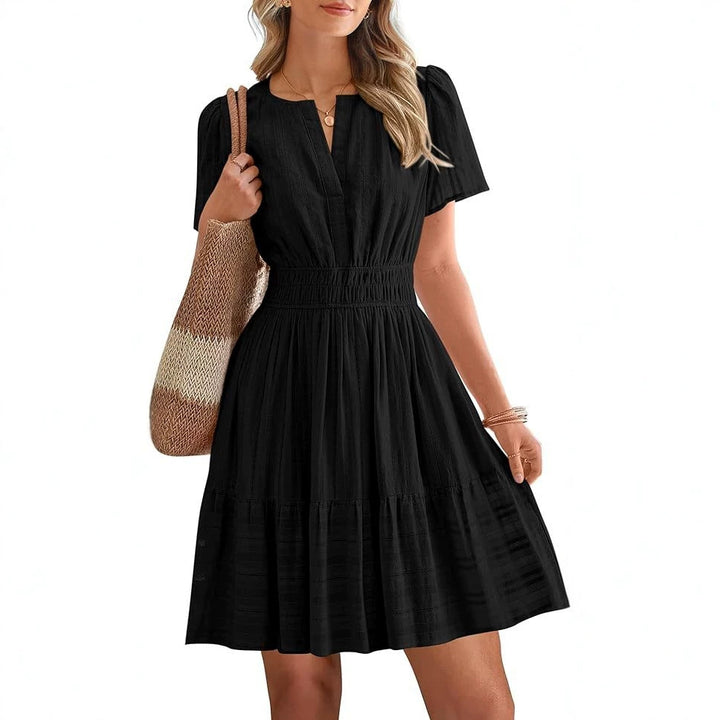 Damen Tailliertes Stufen-Midikleid mit Smokbund, V‑Ausschnitt und Eingrifftaschen Echo Archiv