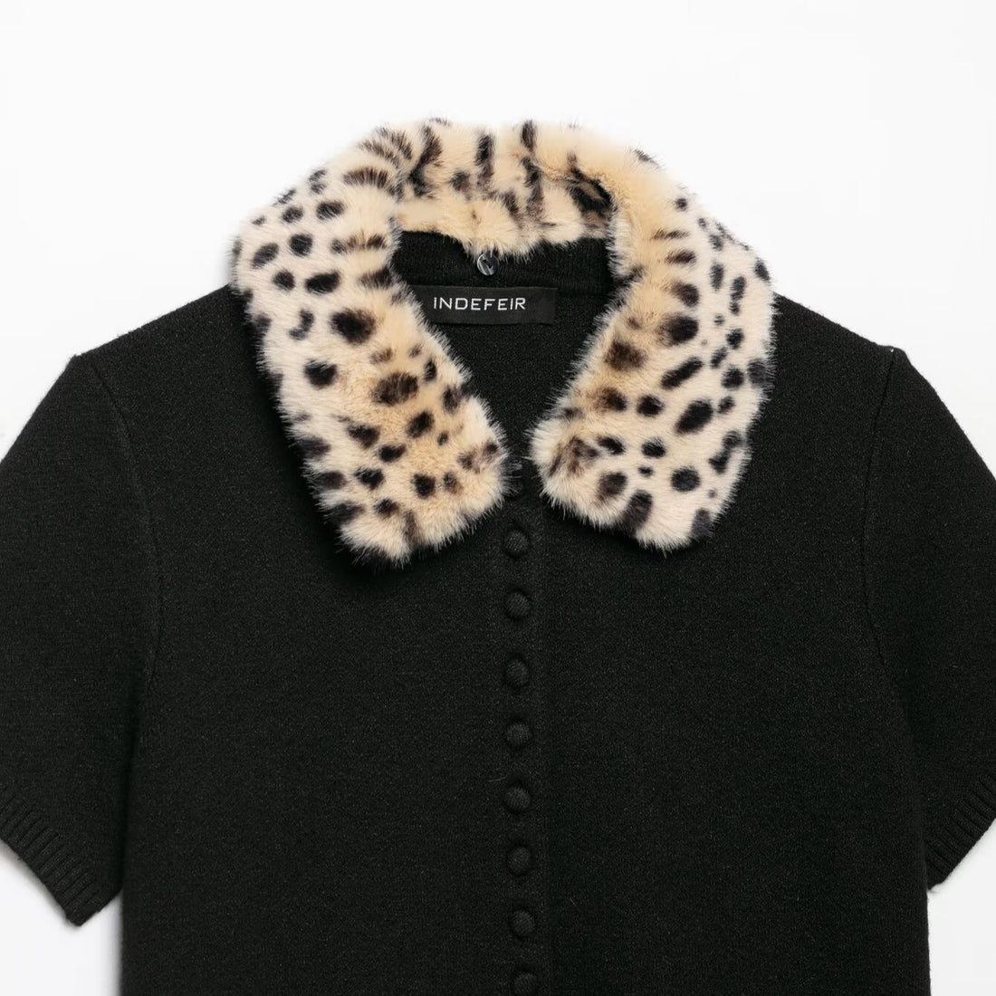 Damen Kurzarm-Feinstrickcardigan mit abnehmbarem Kunstfell-Kragen im Leopardenmuster Echoarchiv