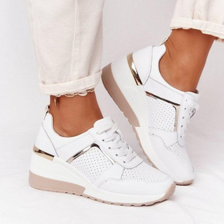 Damen Keilabsatz-Sneaker mit perforiertem Obermaterial und metallischem Akzent – Névara