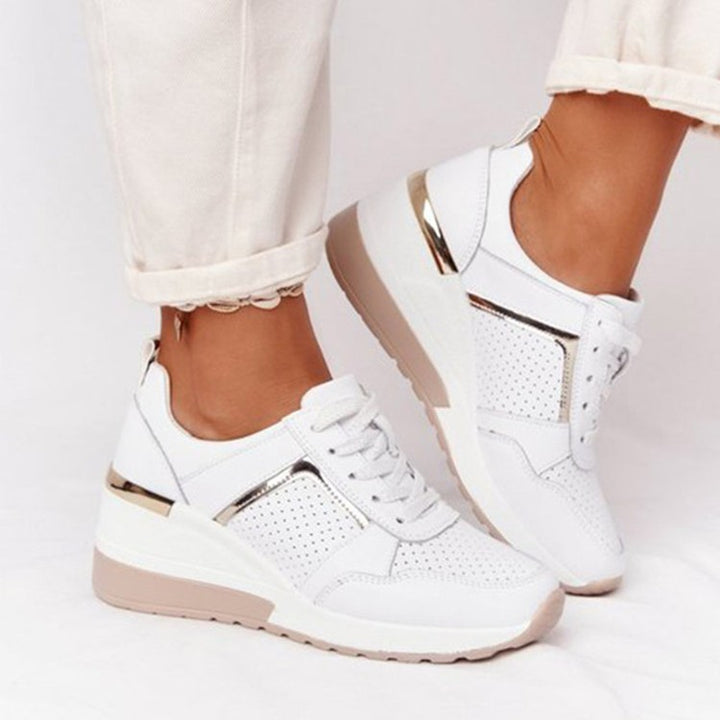 Damen Keilabsatz-Sneaker mit perforiertem Obermaterial und metallischem Akzent – Névara