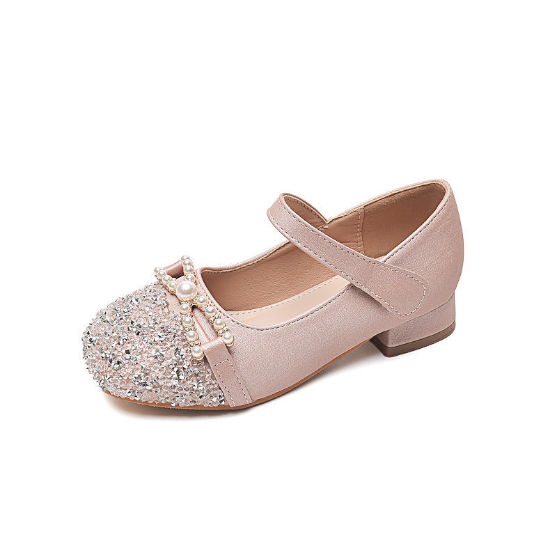 Mädchen Ballerinas mit Perlenschmuck und Glitzer Echo Archiv