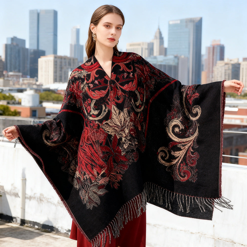 Damen Ornamentaler Jacquard‑Überwurf im Cape‑Stil mit Fransensaum – Avérine