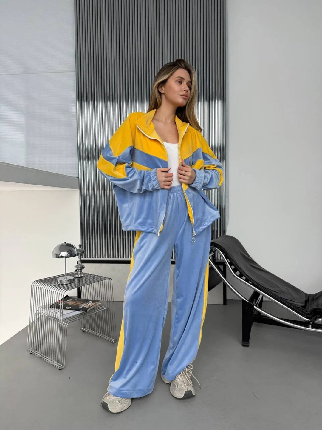 Damen Retro-inspiriertes Samt-Trackset mit Chevron-Design, Stehkragen und weiter High-Waist-Jogger – Avérine