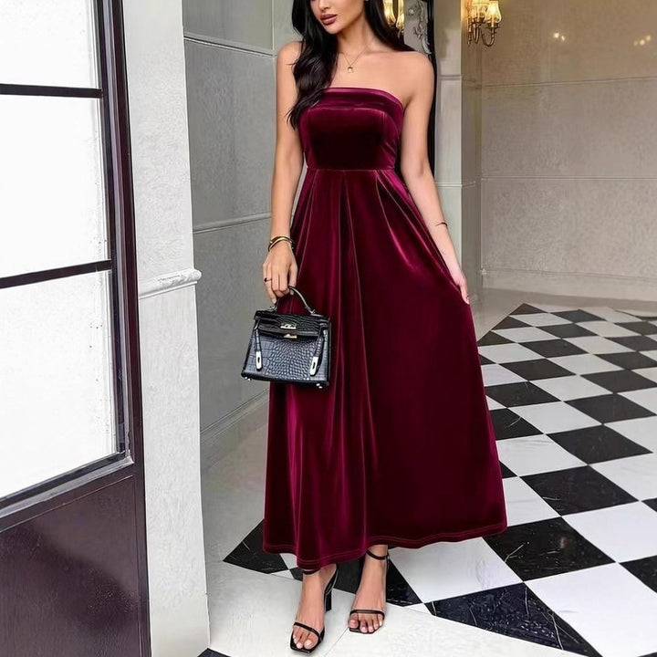Damen Maxikleid mit schulterfreiem Schnitt und fließendem Satinmaterial Echo Archiv