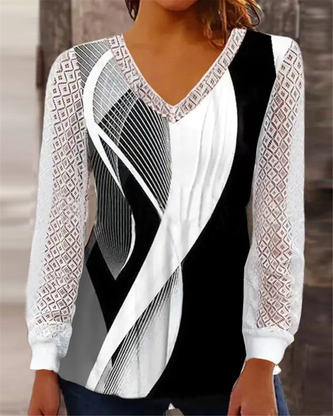Damen V-Ausschnitt Bluse mit abstraktem Grafikprint und Spitzenärmeln Echo Archiv