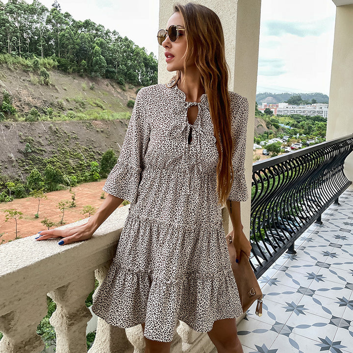 Damen Stufiges Minikleid mit Leoprint‑Optik, Knoten‑V‑Ausschnitt und smockierter Taille Echoarchiv