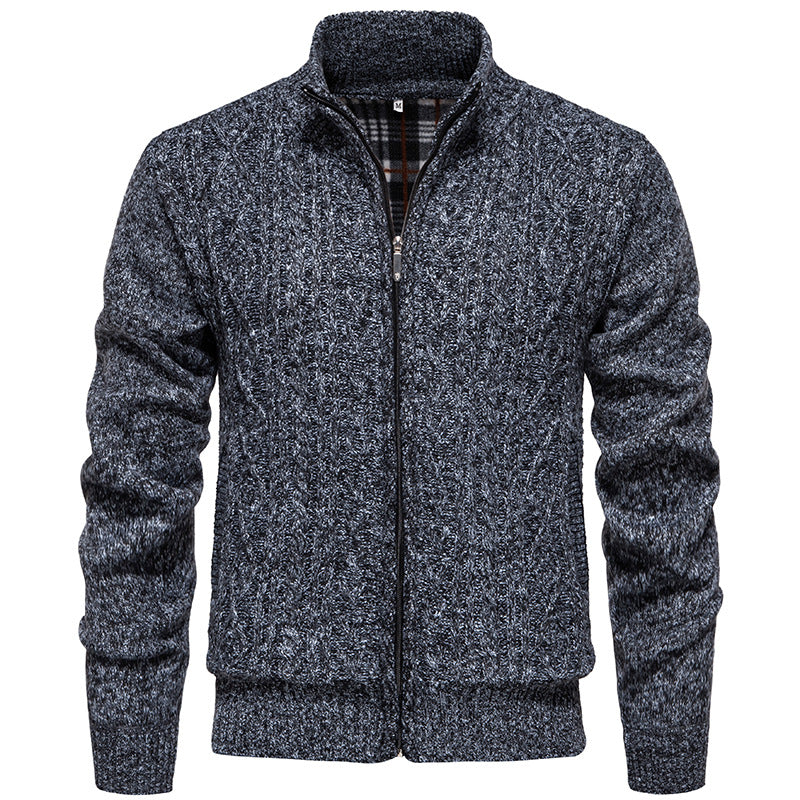 Herren nan grobgestrickter Cardigan mit Zopfmuster, Stehkragen und kariertem Innenfutter Echo Archiv