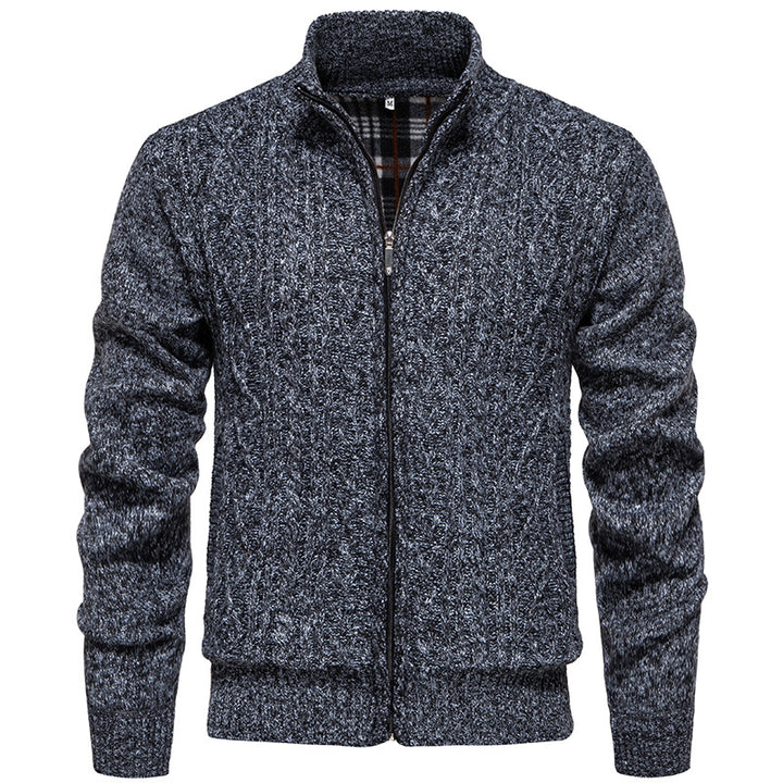 Herren nan grobgestrickter Cardigan mit Zopfmuster, Stehkragen und kariertem Innenfutter Echo Archiv